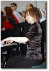 Przy instrumencie imitującym fortepian Joanna Ćwirko. Trudno pianistom przyzwyczaić się do mało czułej i kiwającej się na boki klawiatury oraz pedału, który "wędruje" po podłodze, ale czasami nie da się tego uniknąć.